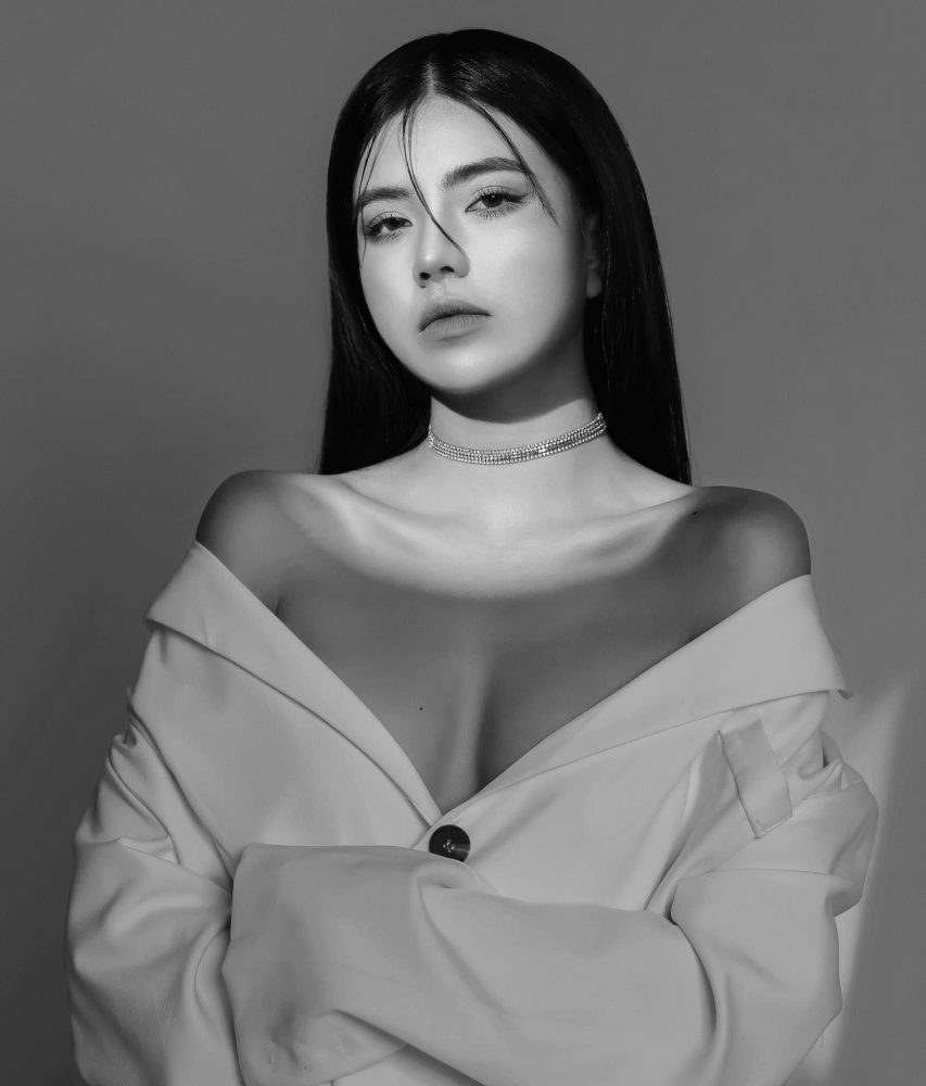 Mai Dora khoe thân hình "chói chang" khiến cộng đồng mạng đồng loạt "lóa mắt" 135 1