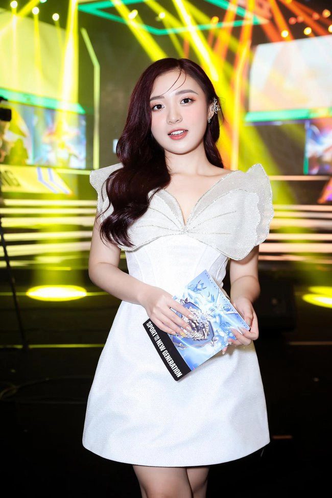 137-5 MC Phương Thảo cực xinh xắn, duyên dáng trong bộ áo dài rạng rỡ đón Tết 137 5