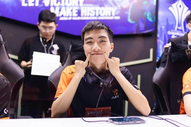 144-2 Xuân Bách “cosplay” Sơn Tùng M-TP, cộng đồng game thủ nhận xét giống "người vô gia cư" 144 2