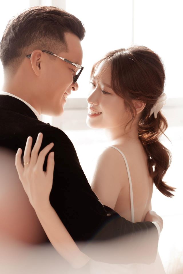 Streamer Bộ Bim tung loạt ảnh cưới ngọt ngào bên "bà xã" xinh đẹp, dân tình sôi nổi "xin vía" 147 1