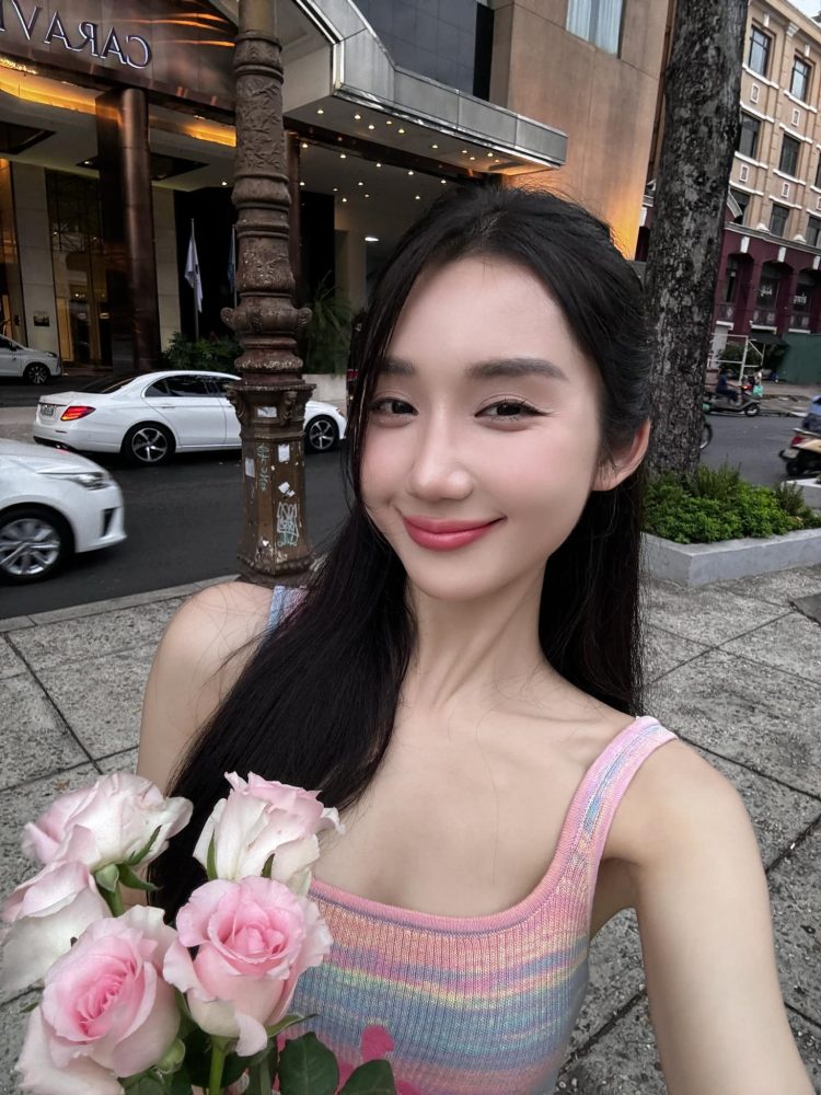 Mina Young đăng ảnh khoe chân dài váy ngắn sexy, trắng đẹp miên man 15