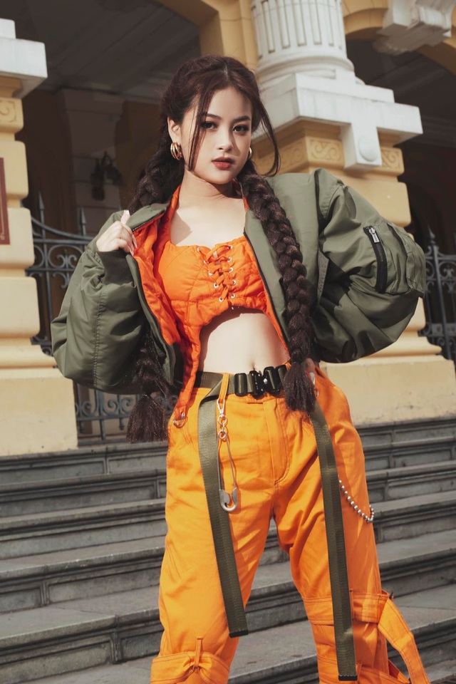 Chưa chính thức vào hè, các nữ streamer làng game đã “hun nóng” không khí với trang phục khoe “eo con kiến - Ảnh 1.