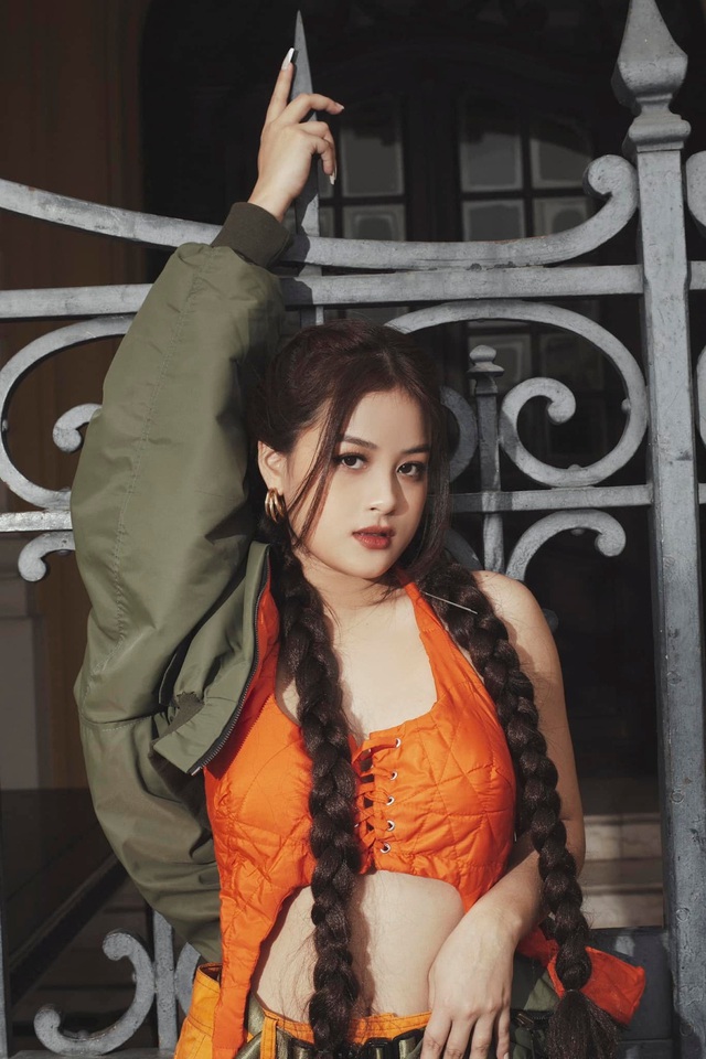 Chưa chính thức vào hè, các nữ streamer làng game đã “hun nóng” không khí với trang phục khoe “eo con kiến - Ảnh 2.