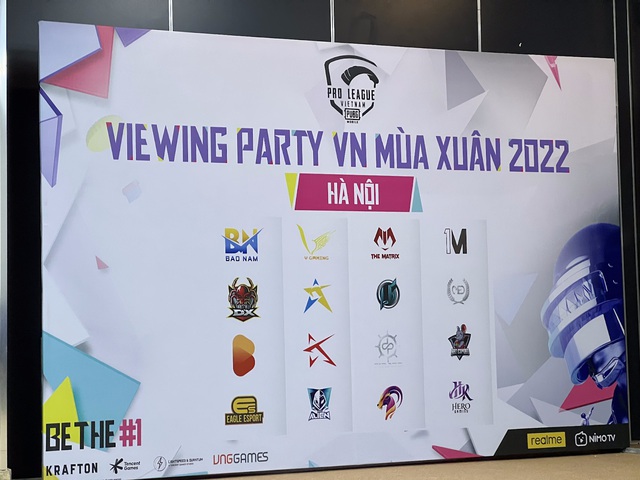 Hàng trăm đồng bo nô nức đổ xô về đầu cầu Hà Nội để cổ vũ đêm Chung kết PMPL VN Mùa Xuân 2022 - Ảnh 1. Hàng trăm đồng bo nô nức đổ xô về đầu cầu Hà Nội để cổ vũ đêm Chung kết PMPL VN Mùa Xuân 2022 - Ảnh 1.