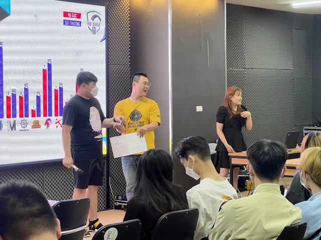 Hàng trăm đồng bo nô nức đổ xô về đầu cầu Hà Nội để cổ vũ đêm Chung kết PMPL VN Mùa Xuân 2022 - Ảnh 4. Hàng trăm đồng bo nô nức đổ xô về đầu cầu Hà Nội để cổ vũ đêm Chung kết PMPL VN Mùa Xuân 2022 - Ảnh 4.