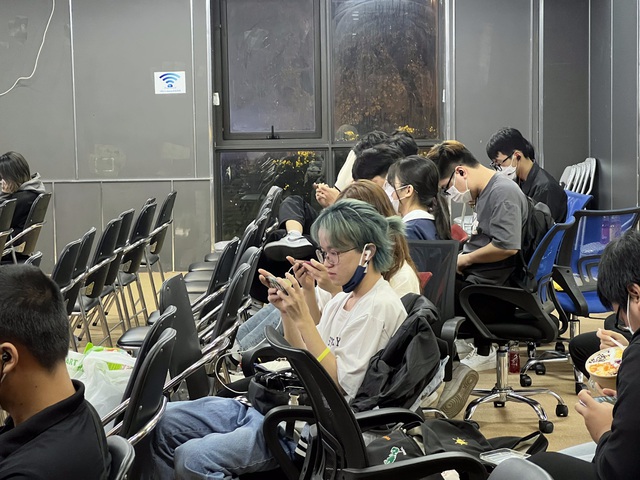 Hàng trăm đồng bo nô nức đổ xô về đầu cầu Hà Nội để cổ vũ đêm Chung kết PMPL VN Mùa Xuân 2022 - Ảnh 5. Hàng trăm đồng bo nô nức đổ xô về đầu cầu Hà Nội để cổ vũ đêm Chung kết PMPL VN Mùa Xuân 2022 - Ảnh 5.