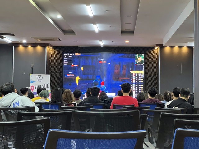 Hàng trăm đồng bo nô nức đổ xô về đầu cầu Hà Nội để cổ vũ đêm Chung kết PMPL VN Mùa Xuân 2022 - Ảnh 6. Hàng trăm đồng bo nô nức đổ xô về đầu cầu Hà Nội để cổ vũ đêm Chung kết PMPL VN Mùa Xuân 2022 - Ảnh 6.