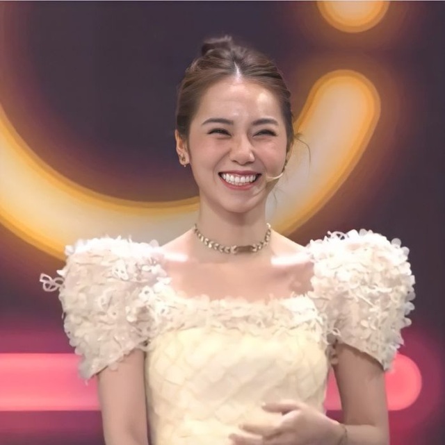 Loạt idol Tóp Tóp bị “paparazzi” bắt cận cảnh nhan sắc thật: Người khiến CĐM sốc nặng, Lê Bống thì vẫn vô đối - Ảnh 2. Loạt idol Tóp Tóp bị “paparazzi” bắt cận cảnh nhan sắc thật: Người khiến CĐM sốc nặng, Lê Bống thì vẫn vô đối - Ảnh 2.