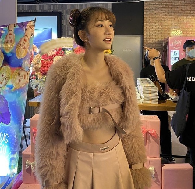 Loạt idol Tóp Tóp bị “paparazzi” bắt cận cảnh nhan sắc thật: Người khiến CĐM sốc nặng, Lê Bống thì vẫn vô đối - Ảnh 5. Loạt idol Tóp Tóp bị “paparazzi” bắt cận cảnh nhan sắc thật: Người khiến CĐM sốc nặng, Lê Bống thì vẫn vô đối - Ảnh 5.