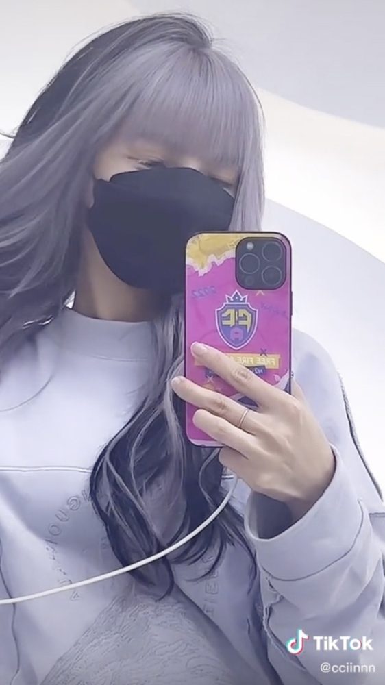 Phẫn nộ vì bị nói khác biệt nhan sắc ngoài đời và trên Tóp Tóp: Lisa VN phản pháo bằng hình ảnh “sửa sang” - Ảnh 2. Phẫn nộ vì bị nói khác biệt nhan sắc ngoài đời và trên Tóp Tóp: Lisa VN phản pháo bằng hình ảnh “sửa sang” - Ảnh 2.