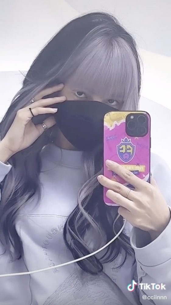 Phẫn nộ vì bị nói khác biệt nhan sắc ngoài đời và trên Tóp Tóp: Lisa VN phản pháo bằng hình ảnh “sửa sang” - Ảnh 3. Phẫn nộ vì bị nói khác biệt nhan sắc ngoài đời và trên Tóp Tóp: Lisa VN phản pháo bằng hình ảnh “sửa sang” - Ảnh 3.