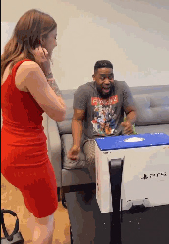 Được vợ tặng PS5, game thủ vờ òa cho tới khi “đập hộp” và sững sờ khi nhìn thấy thứ bên trong - Ảnh 1. Được vợ tặng PS5, game thủ vờ òa cho tới khi “đập hộp” và sững sờ khi nhìn thấy thứ bên trong - Ảnh 1.