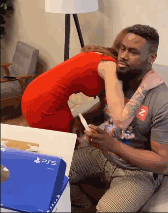 Được vợ tặng PS5, game thủ vờ òa cho tới khi “đập hộp” và sững sờ khi nhìn thấy thứ bên trong - Ảnh 3. Được vợ tặng PS5, game thủ vờ òa cho tới khi “đập hộp” và sững sờ khi nhìn thấy thứ bên trong - Ảnh 3.