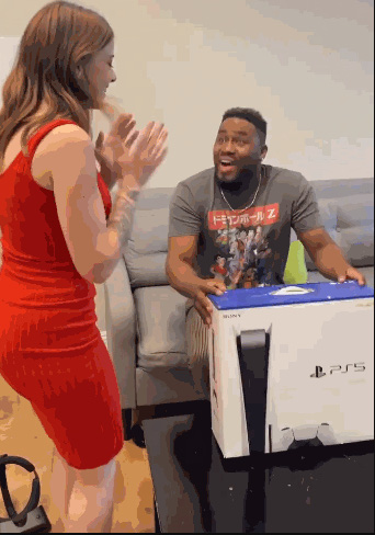 Được vợ tặng PS5, game thủ vờ òa cho tới khi “đập hộp” và sững sờ khi nhìn thấy thứ bên trong - Ảnh 2. Được vợ tặng PS5, game thủ vờ òa cho tới khi “đập hộp” và sững sờ khi nhìn thấy thứ bên trong - Ảnh 2.