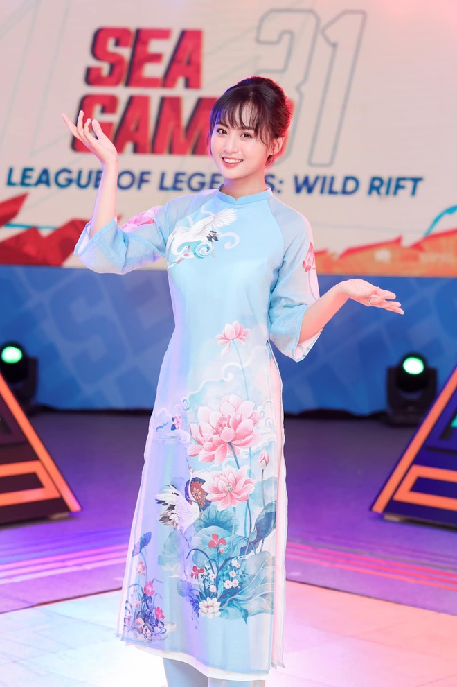 Chụp vội khoảnh khắc trong lao động của Minh Nghi, fan nức nở bởi thần thái vẫn ở "cái tầm" - Ảnh 2. Chụp vội khoảnh khắc trong lao động của Minh Nghi, fan nức nở bởi thần thái vẫn ở "cái tầm" - Ảnh 2.