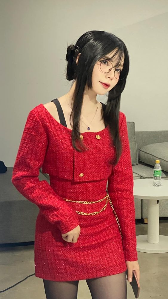 MC Remind khiến dân tình "bùng nổ" với màn cosplay Yor Forger đầy lôi cuốn - Ảnh 2. MC Remind khiến dân tình "bùng nổ" với màn cosplay Yor Forger đầy lôi cuốn - Ảnh 2.