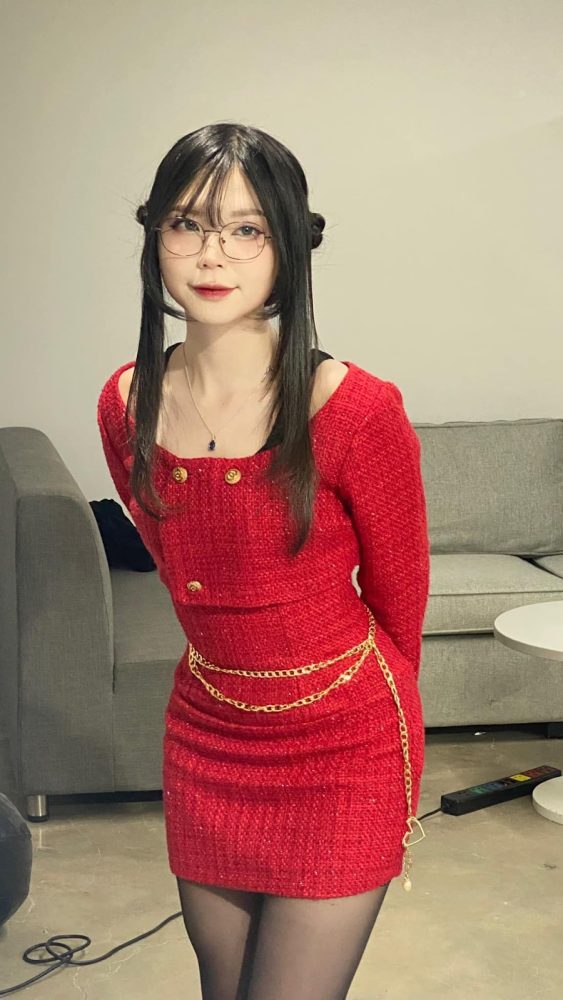 MC Remind khiến dân tình "bùng nổ" với màn cosplay Yor Forger đầy lôi cuốn - Ảnh 3. MC Remind khiến dân tình "bùng nổ" với màn cosplay Yor Forger đầy lôi cuốn - Ảnh 3.