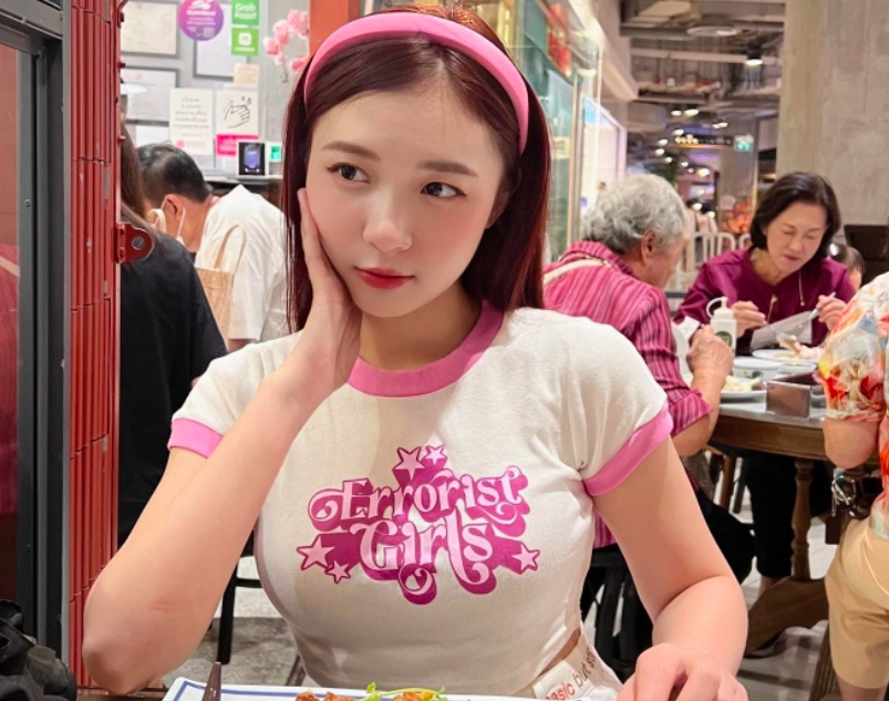 BLV nổi tiếng của Liên Quân kể chuyện xem BLACKPINK cực hài hước, hé lộ lý do "đu idol" của nữ MC đã có chồng - Ảnh 2. BLV nổi tiếng của Liên Quân kể chuyện xem BLACKPINK cực hài hước, hé lộ lý do "đu idol" của nữ MC đã có chồng - Ảnh 2.