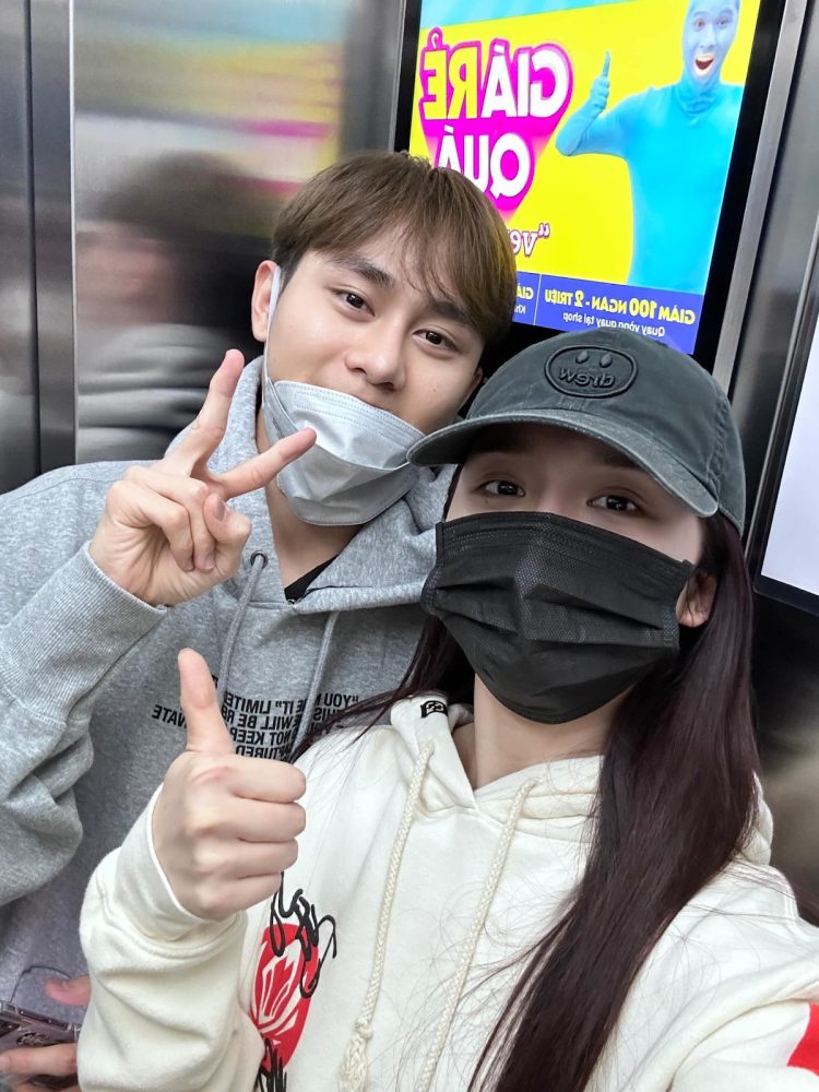 "Nàng thơ" nhà Gà hồng lần đầu công khai thân mật với trai đẹp, thực hư về "OTP" mới? - Ảnh 2. "Nàng thơ" nhà Gà hồng lần đầu công khai thân mật với trai đẹp, thực hư về "OTP" mới? - Ảnh 2.