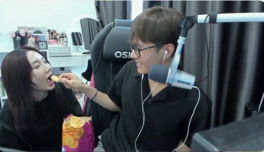 "Nàng thơ" nhà Gà hồng lần đầu công khai thân mật với trai đẹp, thực hư về "OTP" mới? - Ảnh 3. "Nàng thơ" nhà Gà hồng lần đầu công khai thân mật với trai đẹp, thực hư về "OTP" mới? - Ảnh 3.