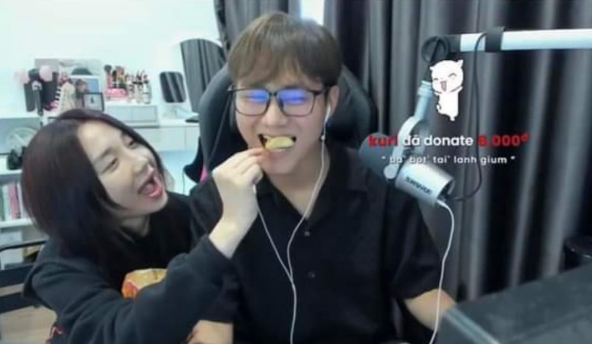 "Nàng thơ" nhà Gà hồng lần đầu công khai thân mật với trai đẹp, thực hư về "OTP" mới? - Ảnh 4. "Nàng thơ" nhà Gà hồng lần đầu công khai thân mật với trai đẹp, thực hư về "OTP" mới? - Ảnh 4.