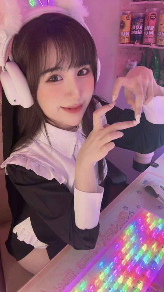 Thấy gái xinh khoe góc gaming "xịn xò", fan nam lập tức soi info, danh tính nữ chính không phải "dạng vừa" - Ảnh 2. Thấy gái xinh khoe góc gaming "xịn xò", fan nam lập tức soi info, danh tính nữ chính không phải "dạng vừa" - Ảnh 2.