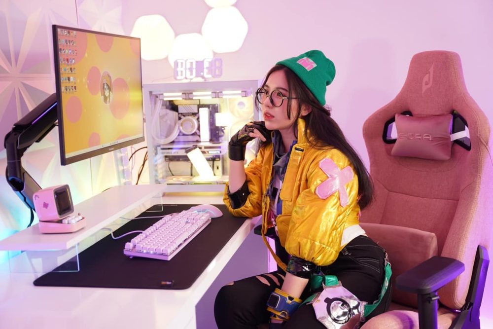 Thấy gái xinh khoe góc gaming "xịn xò", fan nam lập tức soi info, danh tính nữ chính không phải "dạng vừa" - Ảnh 3. Thấy gái xinh khoe góc gaming "xịn xò", fan nam lập tức soi info, danh tính nữ chính không phải "dạng vừa" - Ảnh 3.
