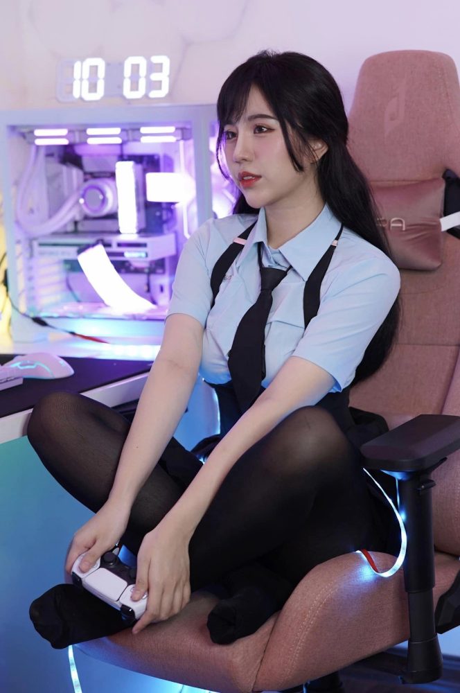 Thấy gái xinh khoe góc gaming "xịn xò", fan nam lập tức soi info, danh tính nữ chính không phải "dạng vừa" - Ảnh 5. Thấy gái xinh khoe góc gaming "xịn xò", fan nam lập tức soi info, danh tính nữ chính không phải "dạng vừa" - Ảnh 5.