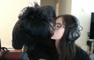 Sự thật về màn "khóa môi" bạn gái trên sóng của tuyển thủ nổi tiếng, ai biết cũng cay sống mũi! 16900163204171051404584 0 42 465 786 crop 1690016391737242304101jpg