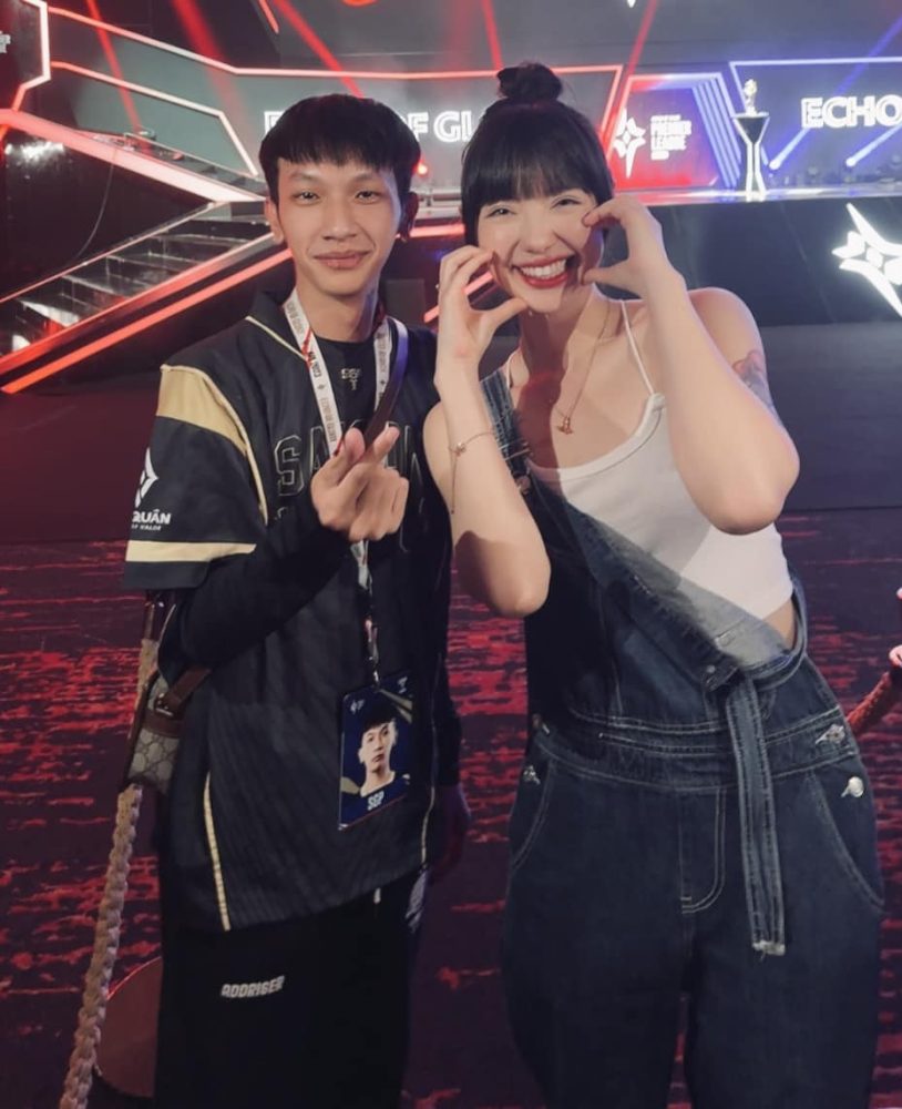 Đăng ảnh thân mật với fan nữ, tuyển thủ vừa kiếm cả tỷ tiền thưởng lập tức chấn chỉnh động thái, "nóc nhà" âm thầm khẳng định chủ quyền - Ảnh 2. Đăng ảnh thân mật với fan nữ, tuyển thủ vừa kiếm cả tỷ tiền thưởng lập tức chấn chỉnh động thái, "nóc nhà" âm thầm khẳng định chủ quyền - Ảnh 2.