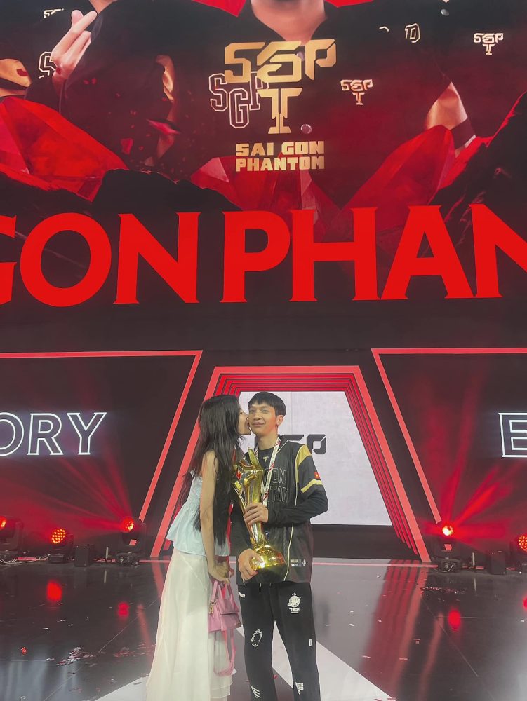 Đăng ảnh thân mật với fan nữ, tuyển thủ vừa kiếm cả tỷ tiền thưởng lập tức chấn chỉnh động thái, "nóc nhà" âm thầm khẳng định chủ quyền - Ảnh 3. Đăng ảnh thân mật với fan nữ, tuyển thủ vừa kiếm cả tỷ tiền thưởng lập tức chấn chỉnh động thái, "nóc nhà" âm thầm khẳng định chủ quyền - Ảnh 3.