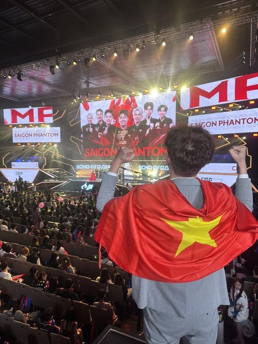 Một BLV Liên Quân chuyên nghiệp bị fan quốc tế chỉ trích vì có lời lẽ xúc phạm, bất lịch sự, phi thể thao - Ảnh 1. Một BLV Liên Quân chuyên nghiệp bị fan quốc tế chỉ trích vì có lời lẽ xúc phạm, bất lịch sự, phi thể thao - Ảnh 1.