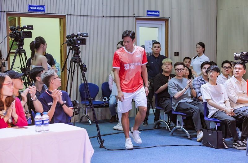 Quế Ngọc Hải trở thành đại sứ cho game bóng đá mới trên di động nhưng chơi được bằng tất cả các loại tay cầm - Ảnh 2. Quế Ngọc Hải trở thành đại sứ cho game bóng đá mới trên di động nhưng chơi được bằng tất cả các loại tay cầm - Ảnh 2.