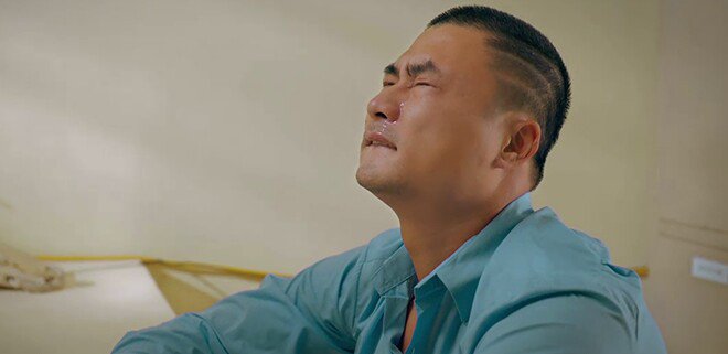 1732150664-tap-cuoi-doc-dao-doan-quoc-dam-nhan-cai-ket-bi-thuong-dan-mang-tranh-cai-nay-lua-untitled5-1741-188-width660height321 Độc Đạo tập cuối: Doãn Quốc Đam nhận cái kết giống thời Quỳnh Búp Bê, khán giả tìm bằng chứng Hồng còn sống - 11