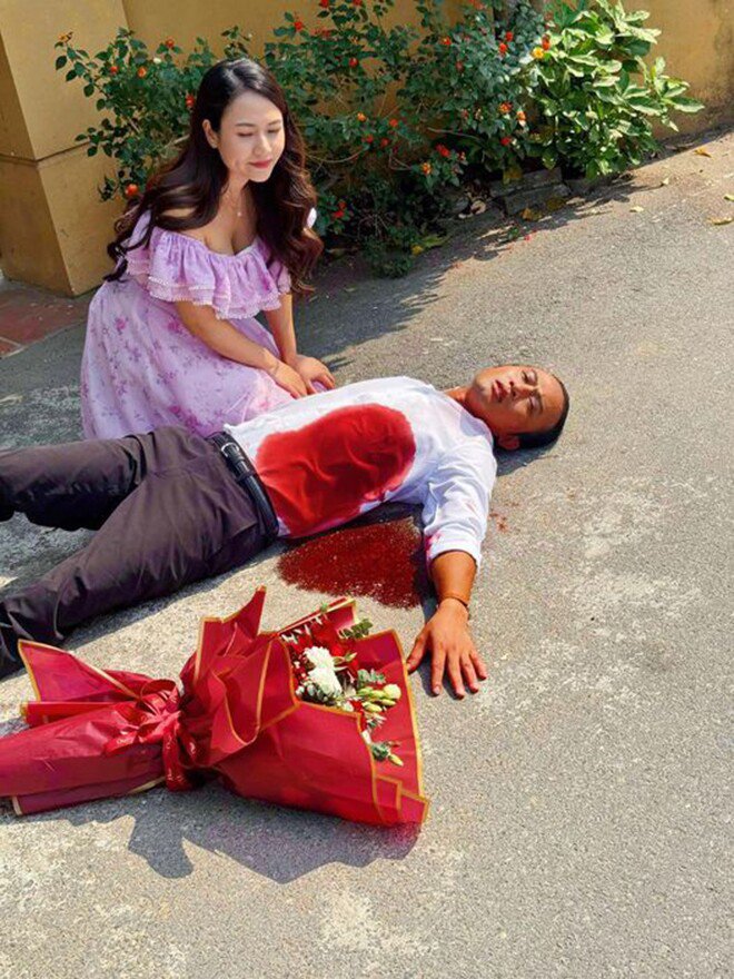 1732150665-tap-cuoi-doc-dao-doan-quoc-dam-nhan-cai-ket-bi-thuong-dan-mang-tranh-cai-nay-lua-_5_2_n-0547-518-width660height880 Độc Đạo tập cuối: Doãn Quốc Đam nhận cái kết giống thời Quỳnh Búp Bê, khán giả tìm bằng chứng Hồng còn sống - 13