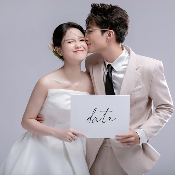 'Nói là làm', YouTuber triệu người theo dõi 'chốt' đám cưới với bạn gái sau một thập kỷ yêu - Ảnh 2. 'Nói là làm', YouTuber triệu người theo dõi 'chốt' đám cưới với bạn gái sau một thập kỷ yêu - Ảnh 2.