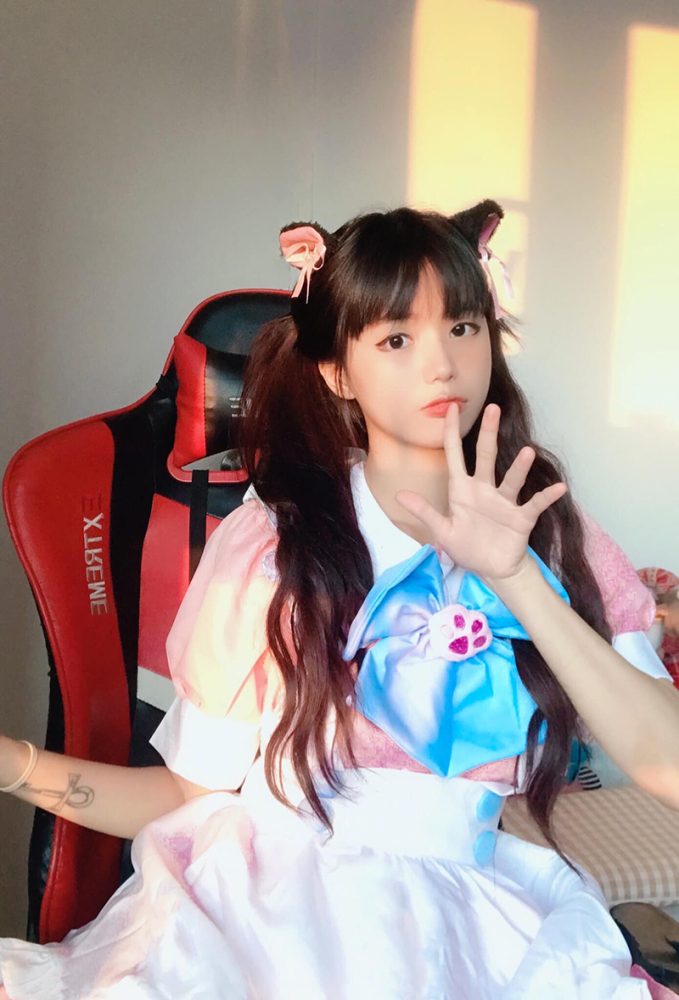 Từng bị 'xua tay' vì mặc hở, nữ streamer khiến fan phải 'hối hận' - Ảnh 2. Từng bị 'xua tay' vì mặc hở, nữ streamer khiến fan phải 'hối hận' - Ảnh 2.