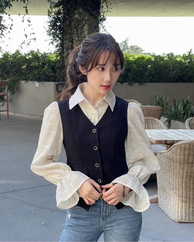 235-1 Mina Young lên đồ “kín mít” nhưng gương mặt đẹp “phát sáng” khiến fan thốt lên: Không đùa được 235 1