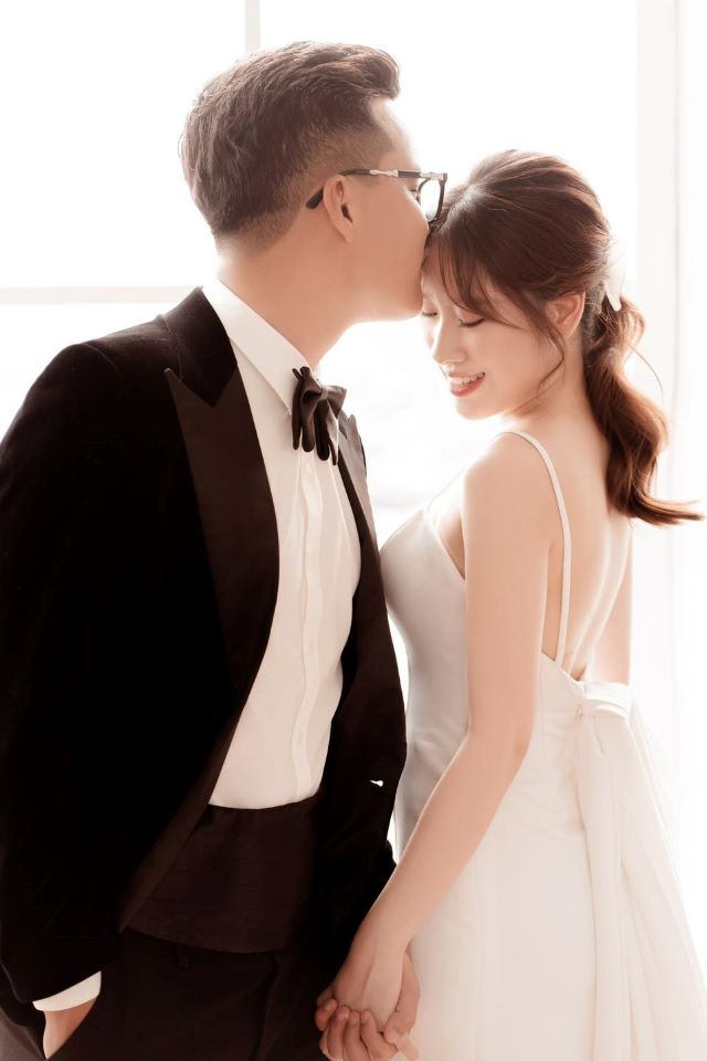 Streamer Bộ Bim tung loạt ảnh cưới ngọt ngào bên "bà xã" xinh đẹp, dân tình sôi nổi "xin vía" 241 1