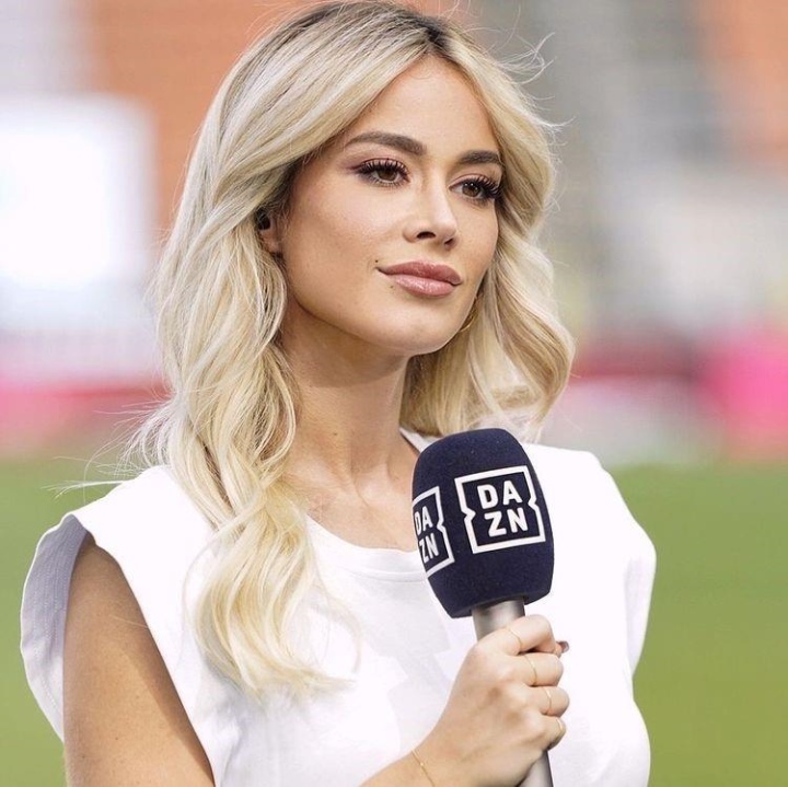 Quá nóng bỏng, nữ MC bóng đá gặp nhiều rắc rối - Ảnh 3.