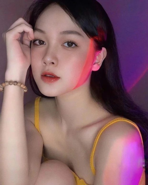 Chân dung cô bạn gái 2k xinh như hot girl của tiền đạo Nhâm Mạnh Dũng 243 4