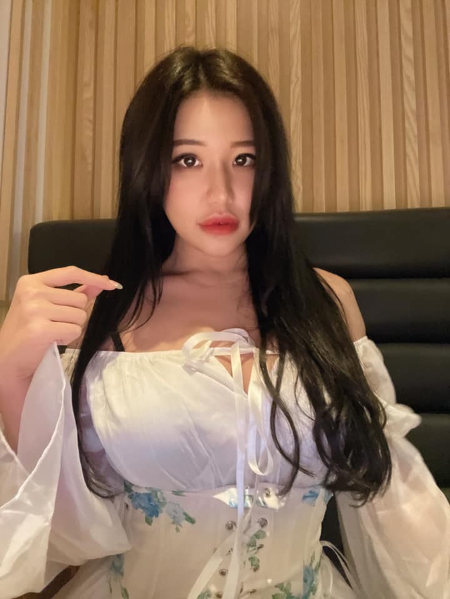 Nữ YouTuber đình đám diện đồ phản cảm, thả đèn hoa đăng tại Hội An nhận “bão” chỉ trích của cộng đồng mạng - Ảnh 7. Nữ YouTuber đình đám diện đồ phản cảm, thả đèn hoa đăng tại Hội An nhận “bão” chỉ trích của cộng đồng mạng - Ảnh 7.