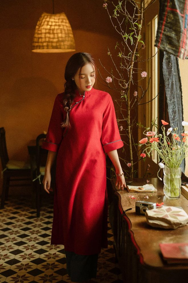 25-2 MC Phương Thảo cực xinh xắn, duyên dáng trong bộ áo dài rạng rỡ đón Tết 25 2