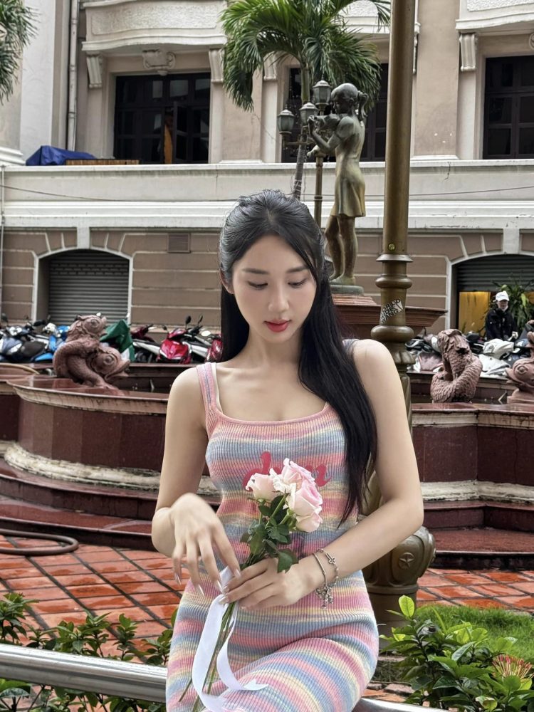 Mina Young đăng ảnh khoe chân dài váy ngắn sexy, trắng đẹp miên man 25