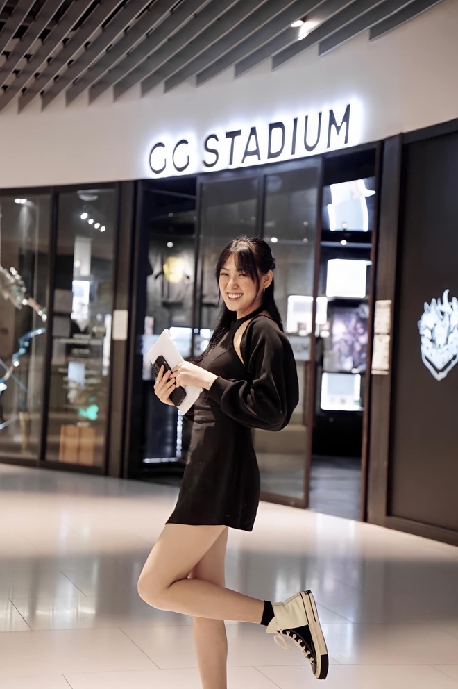 Chẳng cần giày cao gót, nữ MC "hiền" nhất VCS vẫn “tỏa sáng” theo cách của riêng mình 27906585521638540904456606555275731884859169n 16511932048841900228313