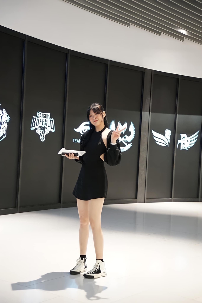 Chẳng cần giày cao gót, nữ MC "hiền" nhất VCS vẫn “tỏa sáng” theo cách của riêng mình 27910510721638538704456824250047663998307393n 16511932049031299819564