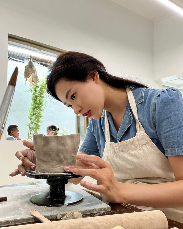 Soi "info" gái xinh nướng khoai vỉa hè, từng gây xôn xao với cảnh nhạy cảm trên phim giờ vàng - Ảnh 5. Soi "info" gái xinh nướng khoai vỉa hè, từng gây xôn xao với cảnh nhạy cảm trên phim giờ vàng - Ảnh 5.