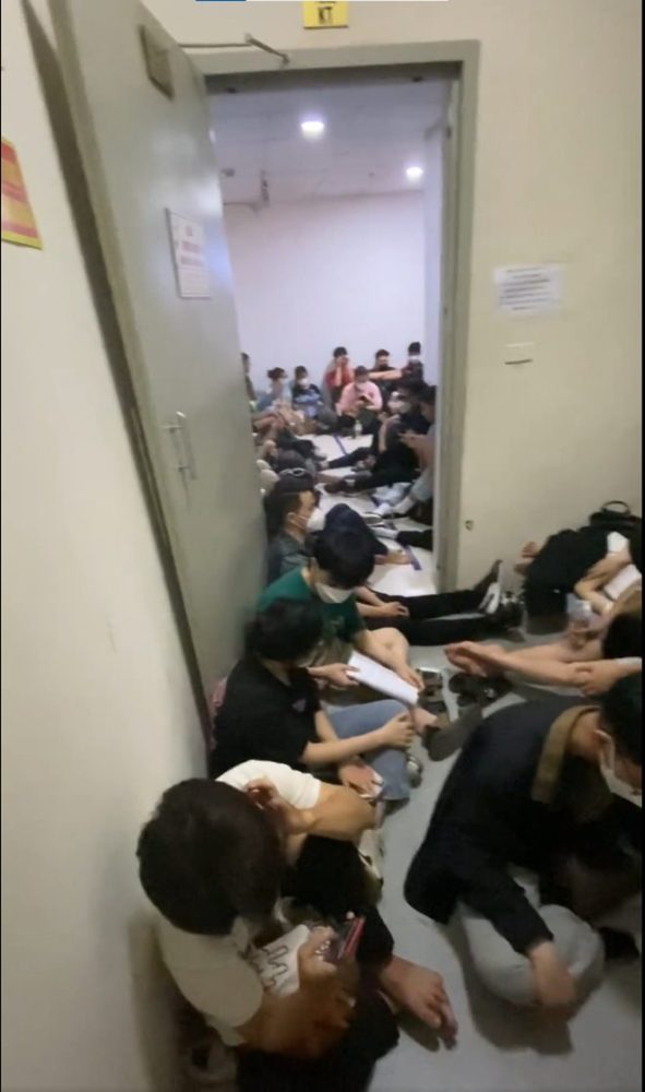 2802134309533659353398101621854782890403176n-16525852035571576527953 Quá cuồng nhiệt, CĐV Việt Nam chấp nhận xếp hàng qua đêm chờ nhận vé xem Esports, chẳng kém dòng người chờ mua iPhone! 2802134309533659353398101621854782890403176n 16525852035571576527953