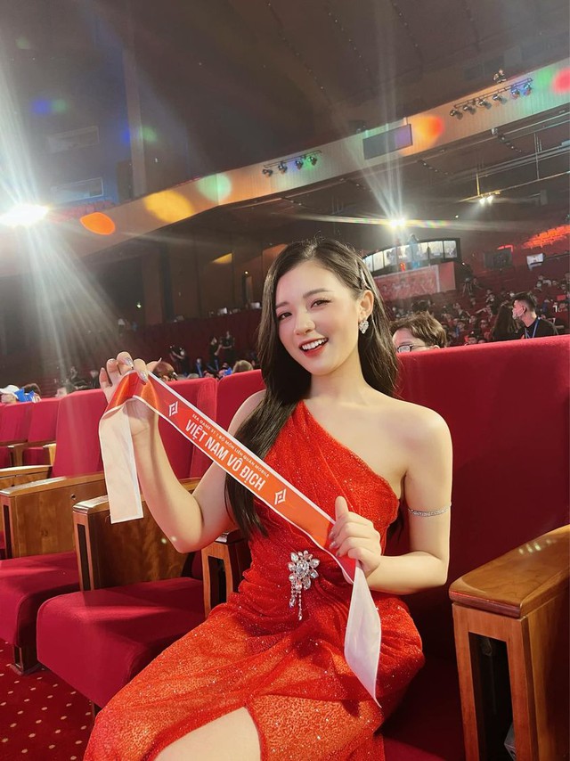 Ngắm lại hình ảnh nữ MC Esports trong ngày thi đấu cuối cùng tại SEA Games 31: Phương Thảo “đụng” sắc Khánh Linh - Ảnh 10. Ngắm lại hình ảnh nữ MC Esports trong ngày thi đấu cuối cùng tại SEA Games 31: Phương Thảo “đụng” sắc Khánh Linh - Ảnh 10.