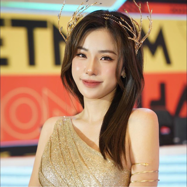 Ngắm lại hình ảnh nữ MC Esports trong ngày thi đấu cuối cùng tại SEA Games 31: Phương Thảo “đụng” sắc Khánh Linh - Ảnh 1. Ngắm lại hình ảnh nữ MC Esports trong ngày thi đấu cuối cùng tại SEA Games 31: Phương Thảo “đụng” sắc Khánh Linh - Ảnh 1.